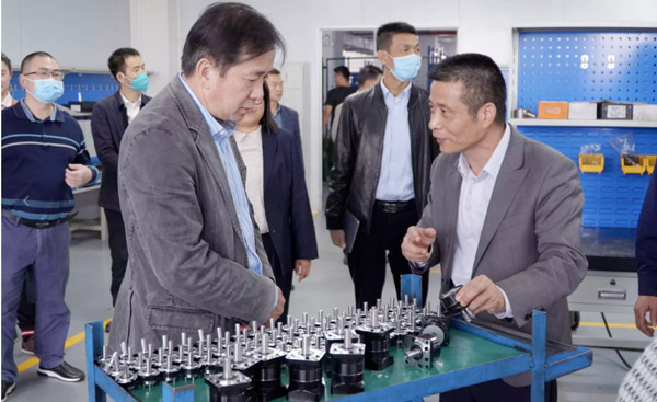 Hükümet ve İşletmeler Kalkınma İçin Birleşiyor | Huangjiang Kasabası Parti Komitesi Sekreteri Su Dong, iHF'yi Denetliyor