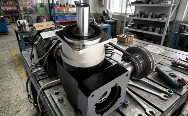 Servo Motor Entegrasyonu Basitleştirildi: Newgear Dik A&ccedil;ılı Servo Şanzıman Montajı ve Konfig&uuml;rasyonu i&ccedil;in Pratik Bir Kılavuz